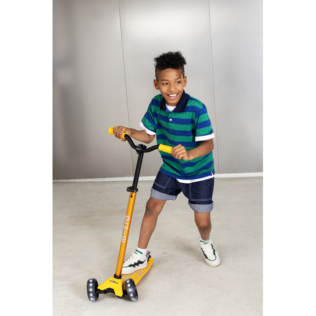 Maxi Micro Deluxe Pro LED Scooter