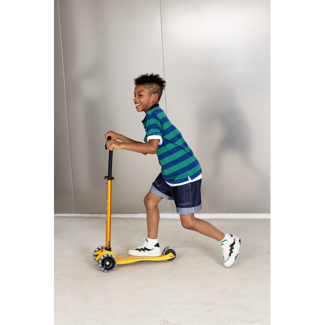 Maxi Micro Deluxe Pro LED Scooter